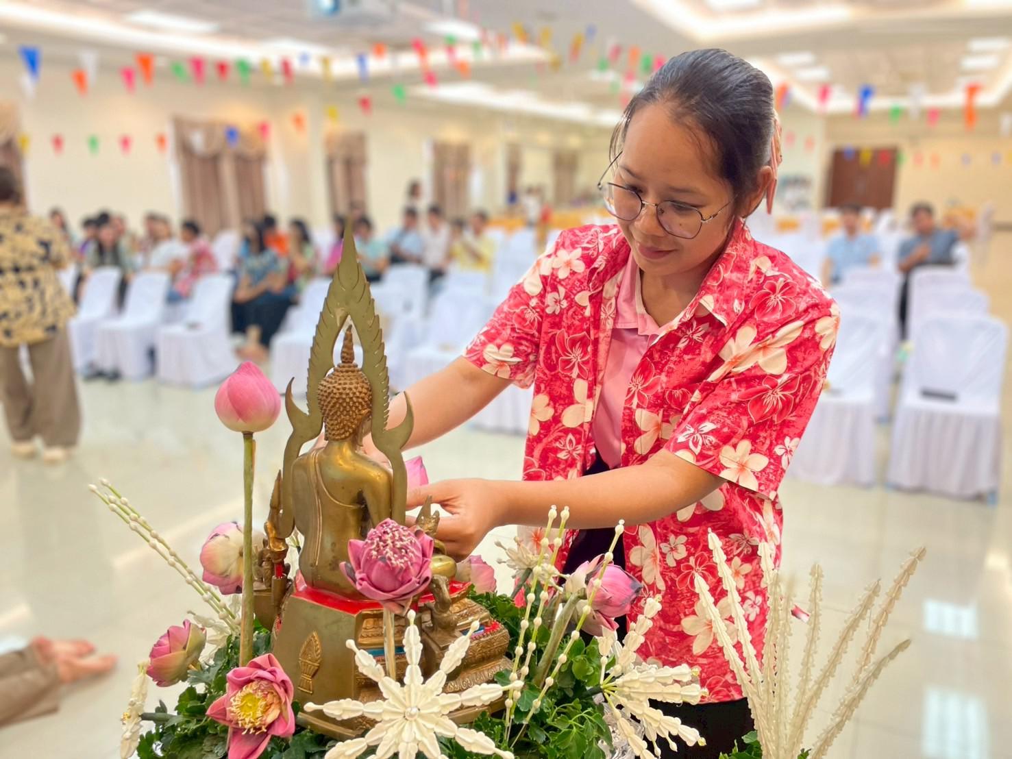 360. วันที่ 26 เมษายน 2568 สาขาการบริหารการศึกษา ได้จัดกิจกรรมรดน้ำดำหัวคณาจารย์ระดับบัณฑิตศึกษา ประจำสาขาการบริหารการศึกษา ณ ห้องประชุมครุร่มสัก 1 ชั้น 3 อาคารคณะครุศาสตร์